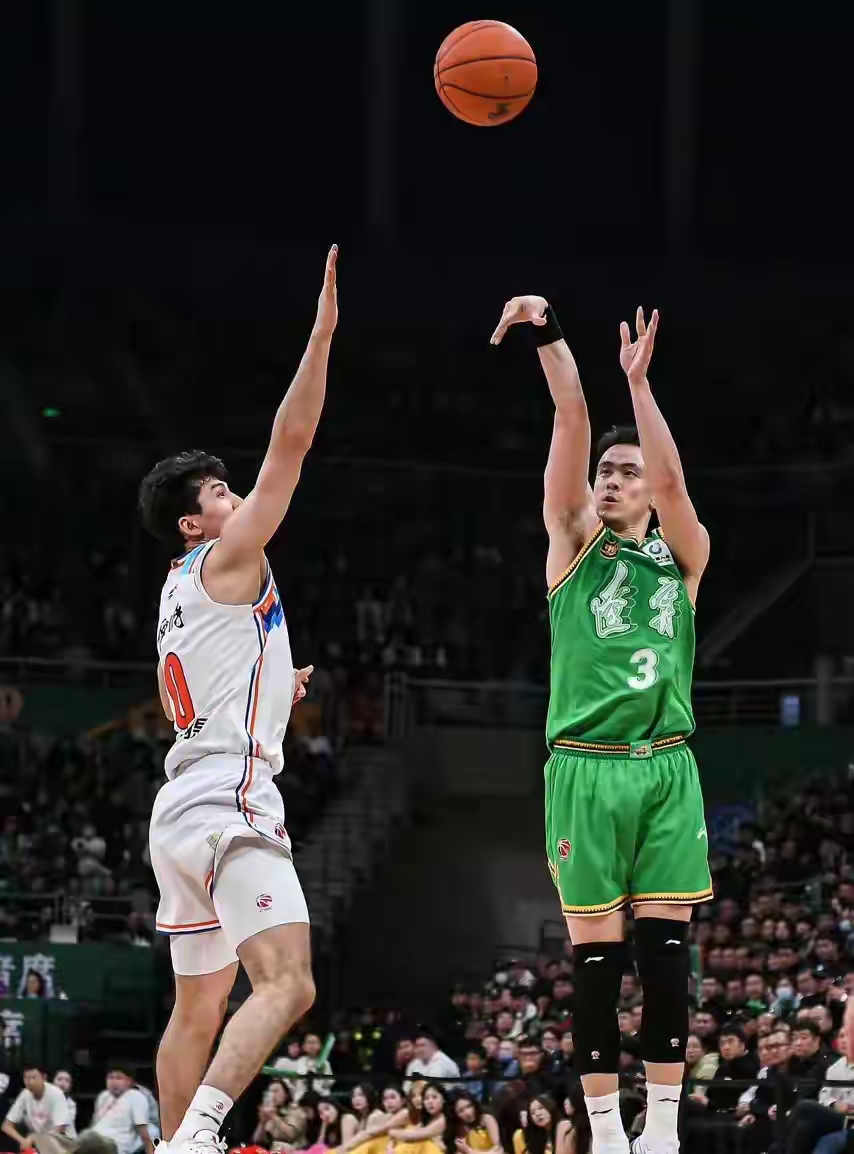 包含赛后突围战来临，明尼苏达森林狼围绕CBA常规赛止住颓势，赛场秩序良好，球队文化再被提及的词条